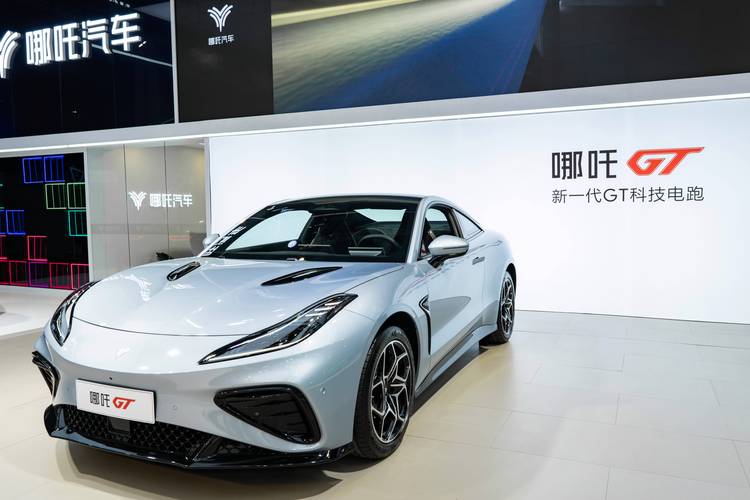 深圳55哪吒汽车在智能汽车领域的表现，领途汽车在新能源汽车市场中的影响力